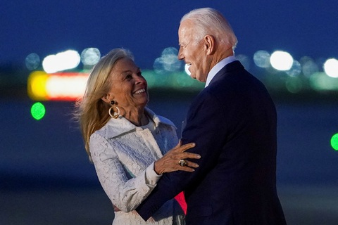 Bà Jane Hartley, Đại sứ Mỹ tại Vương quốc Anh, chào mừng Tổng thống Joe Biden khi ông đến Sân bay Stansted, Anh, ngày 9-7 - Ảnh: REUTERS Bà Jane Hartley - đại sứ Mỹ tại Vương quốc Anh, chào mừng Tổng thống Joe Biden khi ông đến sân bay Stansted, Anh, ngày 9-7 - Ảnh: REUTERS