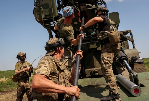 Quân nhân Ukraine chuẩn bị khai hỏa pháo tự hành 2S22 Bohdana về phía quân Nga tại một vị trí gần thành phố Bakhmut ở vùng Donetsk, Ukraine ngày 5-7 - Ảnh: REUTERS Quân nhân Ukraine chuẩn bị bắn pháo tự hành 2S22 Bohdana về phía quân Nga tại một vị trí gần thành phố Bakhmut ở vùng Donetsk, Ukraine ngày 5-7 - Ảnh: REUTERS