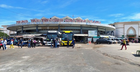 “Đại tá dỏm” mạo nhận “chuyên viên cao cấp” điều tra vụ chợ Đầm tròn Nha Trang - Ảnh 1. Chợ Đầm tròn Nha Trang đã đóng cửa toàn bộ, giam hàng hóa của hàng trăm tiểu thương bên trong kể từ ngày 1-6-2022 cho đến nay, khiến bà con phải khiếu kiện, kêu cứu kéo dài và chưa được giải quyết (ảnh chụp sáng 10-7-2023) - Ảnh: PHAN SÔNG NGÂN