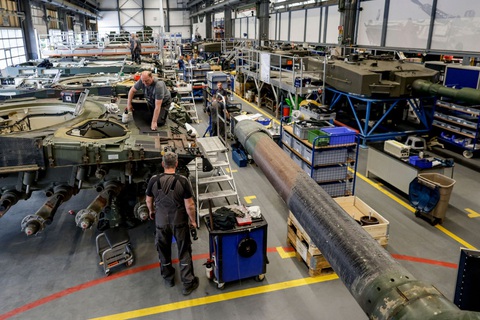 Các kỹ thuật viên lắp ráp xe tăng chiến đấu Leopard 2A4 tại cơ sở Rheinmetall ở Đức - Ảnh: AFP Lắp ráp xe tăng chiến đấu Leopard 2A4 tại cơ sở Rheinmetall ở Đức - Ảnh: AFP