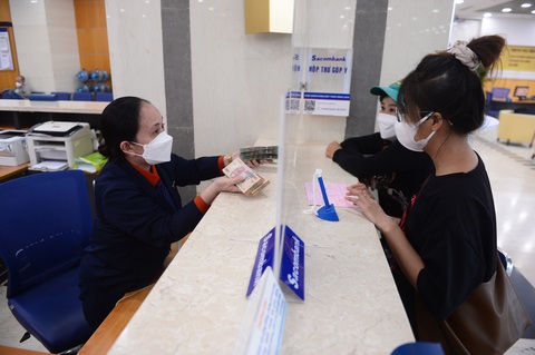 Sacombank cho 9 khách hàng vay gần nửa số vốn tự có để rót vào cùng một dự án - Ảnh 1. Giao dịch tại Ngân hàng Sacombank - Ảnh: Quang Định