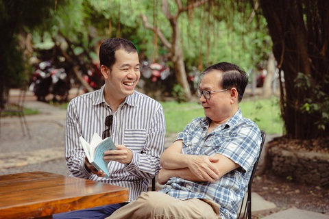 Thầy giáo Trần Anh Hùng trong mắt học viên Gặp gỡ mùa thu - Ảnh 4. Đạo diễn Trịnh Đình Lê Minh (trái) tham gia hỗ trợ cho các học viên trong khóa học năm nay - Ảnh: NVCC