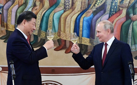 Ông Biden sẽ không kịp sang Trung Quốc trong nhiệm kỳ? - Ảnh 1. Tổng thống Nga Vladimir Putin tiếp Chủ tịch Trung Quốc Tập Cận Bình tại Điện Kremlin ngày 21-3-2023 - Ảnh: REUTERS