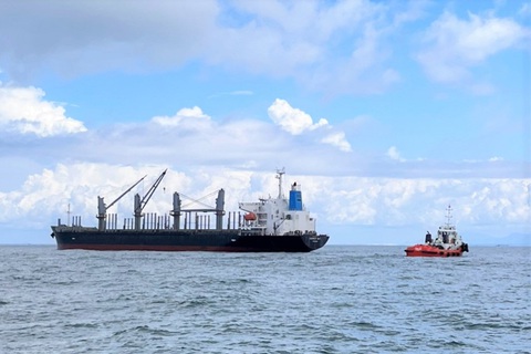 Cứu hộ tàu hàng quốc tịch Panama mắc cạn tại vùng biển Bình Thuận - Ảnh 1. Đội tàu triển khai cứu hộ tàu hàng quốc tịch Panama bị mắc cạn - Ảnh: CÔNG HOAN