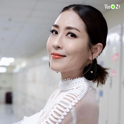 Cuộc sống ít ai ngờ của 9 mỹ nhân Hồng Kông sau khi rời TVB - Ảnh 7. Trần Mẫn Chi được nhắc đến như "thiên hậu chân dài" của Hong Kong khi chuyển từ người mẫu sang diễn viên chuyên nghiệp. Từ khi hợp tác với TVB, Trần Mẫn Chi có nhiều vai diễn nổi bật trong Tòa án lương tâm, Mỹ nhân hành động, Sứ đồ hành giả, Đội hành động liêm chính, Hộ vệ thầm lặng... Bên cạnh đó, mỹ nhân chân dài cũng thành công với vai trò ca sĩ. Ở tuổi ngoài 40, Trần Mẫn Chi vẫn giữ được nhan sắc thiếu nữ và được khán giả yêu mến