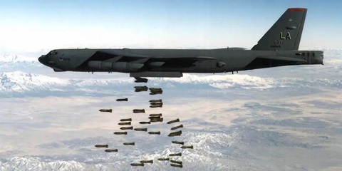 Máy bay B-52 rải bom chùm xuống Afghanistan - Ảnh: REUTERS/KHÔNG QUÂN MỸ Máy bay B-52 rải bom chùm xuống Afghanistan - Ảnh: REUTERS/KHÔNG QUÂN MỸ