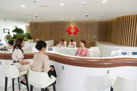 Ngân hàng săn đón khách VIP - Ảnh 1. Dịch vụ ngân hàng ưu tiên Techcombank Private dành cho khách hàng sở hữu khối tài sản ròng trên 1 triệu USD thu hút sự quan tâm lớn từ khách hàng - Ảnh: B.T.