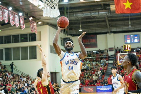 Saigon Heat thua sốc ở trận sân nhà đầu tiên tại VBA 2023 - Ảnh 4. Anthony January (áo trắng) bùng nổ ở nửa sau trận đấu - Ảnh: VBA