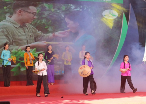 Áo bà ba xưa và nay xuất hiện tại chợ nổi Cái Răng - Ảnh 1. Áo bà ba xưa và nay là một trong những điểm mới của Ngày hội du lịch văn hóa chợ nổi Cái Răng năm nay - Ảnh: TRUNG PHẠM