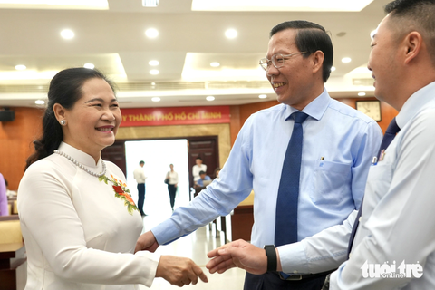 Kỳ họp thứ 10, HĐND TP.HCM khóa X: Cử tri kiến nghị gì? - Ảnh 1. Chủ tịch HĐND TP.HCM Nguyễn Thị Lệ trao đổi cùng các đại biểu tham dự kỳ họp - Ảnh: HỮU HẠNH