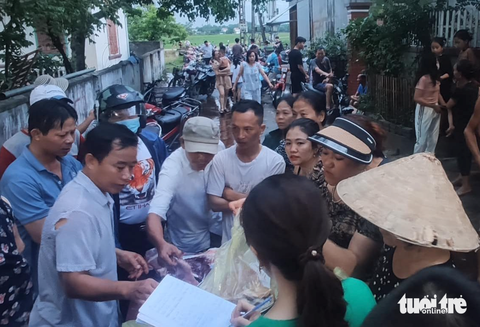 Dân làng xúm tay 'giải cứu' gà chết ngạt, trâu bị sét đánh - Ảnh 4. Người dân đăng ký mua thịt trâu giúp gia đình ông Chiến sau khi trâu chết vì bị sét đánh - Ảnh: N.THẮNG