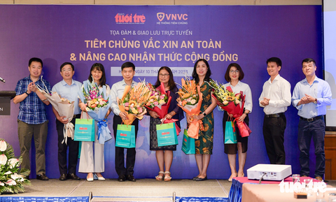 Đang tọa đàm, giao lưu trực tuyến: Tiêm chủng vắc xin an toàn và nâng cao nhận thức cộng đồng - Ảnh 1. Đại diện báo Tuổi Trẻ tặng hoa cho các khách mời tham gia buổi tọa đàm, giao lưu trực tuyến "Tiêm chủng vắc xin an toàn và nâng cao nhận thức cộng đồng" - Ảnh: NAM TRẦN