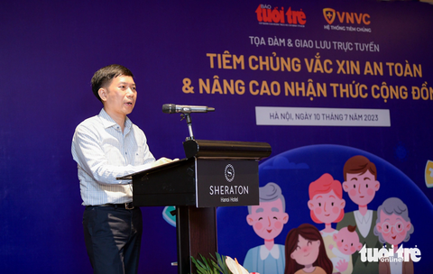 Đang tọa đàm, giao lưu trực tuyến: Tiêm chủng vắc xin an toàn và nâng cao nhận thức cộng đồng - Ảnh 2. Ông Lê Việt Dũng, phó cục trưởng Cục Quản lý dược - Bộ Y tế - Ảnh: NAM TRẦN
