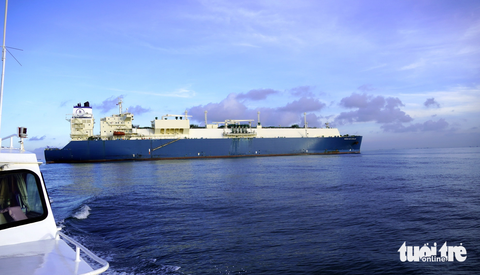 Tàu chở 70.000 tấn LNG đầu tiên nhập khẩu vào Việt Nam cập cảng Bà Rịa - Vũng Tàu - Ảnh 1. Tàu Maran Gas Achilles chở những tấn LNG đầu tiên nhập khẩu vào Việt Nam ở phao số 0 Vũng Tàu - Ảnh: ĐÔNG HÀ
