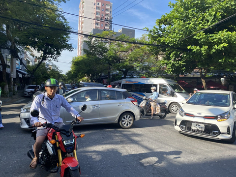Công ty, hợp tác xã do 1 người đại diện ở Đà Nẵng có 4 xe vi phạm tốc độ...1.200 lần trong 1 tháng - Ảnh 1. Nhiều xe chở khách của các hợp tác xã ở Đà Nẵng vi phạm tốc độ hàng trăm lần - Ảnh: TRƯỜNG TRUNG