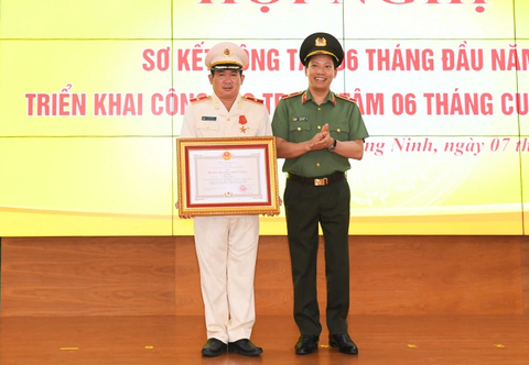 Thiếu tướng Đinh Văn Nơi nhận huân chương chiến công hạng nhất - Ảnh 1. Thiếu tướng Đinh Văn Nơi - giám đốc Công an tỉnh Quảng Ninh (bên trái), đón nhận Huân chương Chiến công hạng nhất - Ảnh: HÀ TÂM