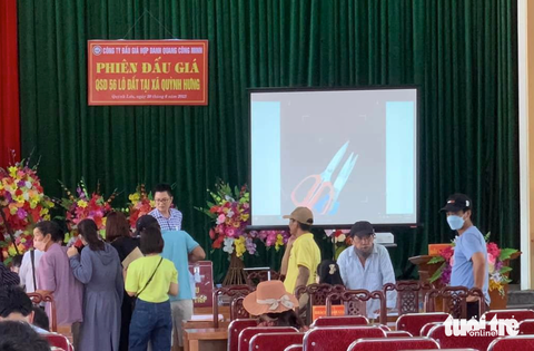 Yêu cầu kiểm điểm kế toán xã đấu trúng 23 lô đất - Ảnh 1. Người dân bỏ phiếu đấu giá 56 lô đất tại xã Quỳnh Hưng, huyện Quỳnh Lưu, tỉnh Nghệ An - Ảnh: N.THẮNG