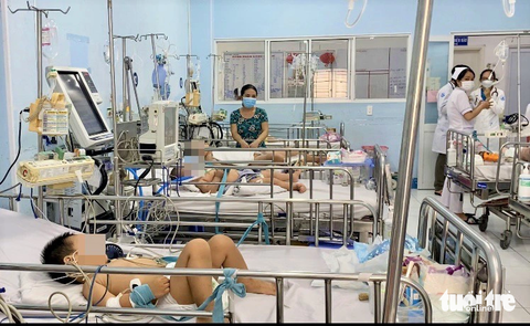 Bác sĩ lo quá tải nếu bệnh tay chân miệng, sốt xuất huyết tiếp tục tăng - Ảnh 1. Trẻ mắc bệnh tay chân miệng độ nặng (gần nhất) điều trị tại Bệnh viện Nhi đồng 1 (TP.HCM) - Ảnh: XUÂN MAI