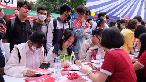 Đã đậu đại học sớm, cần làm gì? - Ảnh 1. Thí sinh dự Ngày hội tư vấn tuyển sinh do báo Tuổi Trẻ tổ chức tại Hà Nội. Sau khi có điểm thi tốt nghiệp THPT, Ngày hội lựa chọn nguyện vọng sẽ được tổ chức đồng thời tại TP.HCM và Hà Nội ngày 22-7 - Ảnh: NGUYÊN BẢO