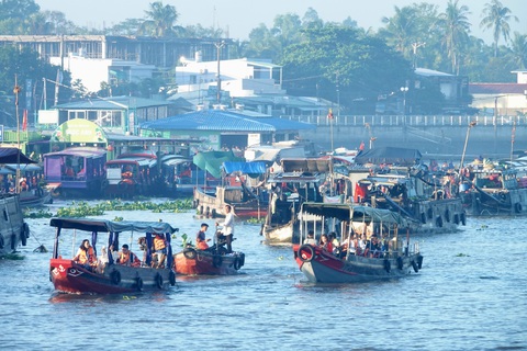 Áo bà ba xưa và nay xuất hiện tại chợ nổi Cái Răng - Ảnh 2. Khung cảnh chợ nổi Cái Răng sáng 10-7 - Ảnh: CHÍ QUỐC