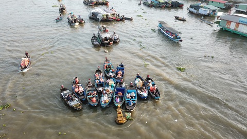 Áo bà ba xưa và nay xuất hiện tại chợ nổi Cái Răng - Ảnh 3. Bữa ăn sáng trên chợ nổi Cái Răng là một trải nghiệm thú vị với du khách đến TP Cần Thơ - Ảnh: CHÍ QUỐC