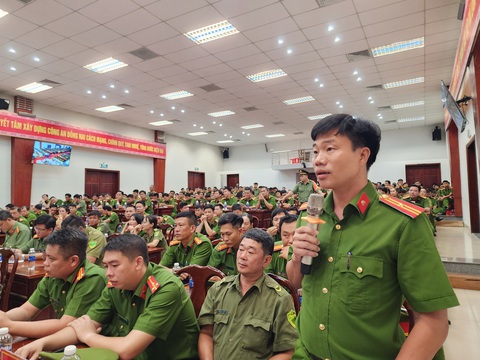 Giám đốc Công an Đồng Nai: 'Công an cơ sở phải mạnh dạn nêu những vướng mắc và hiến kế' - Ảnh 1. Thiếu tá Nguyễn Xuân Hải, trưởng Công an xã Xuân Bảo, huyện Cẩm Mỹ, nêu những khó khăn của công an xã hiện nay, đặc biệt là lực lượng mỏng kiêm nhiệm nhiều nhiệm vụ - Ảnh: H.MI