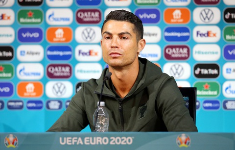 Tại Euro 2020, Cristiano Ronaldo từng gây sốt khi khuyên mọi người hãy uống nước lọc - Ảnh: REUTERS Tại Euro 2020, Cristiano Ronaldo từng gây sốt khi khuyên mọi người hãy uống nước lọc - Ảnh: REUTERS