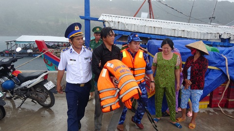 Bắt giữ một người bị truy nã đang trốn trên tàu cá - Ảnh 1. Cán bộ, chiến sĩ Vùng Cảnh sát biển 4 dẫn giải Phúc về bàn giao cho Công an tỉnh Bến Tre - Ảnh: KHÁNH NHÂN