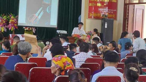 Kế toán xã trúng 23 lô đất đấu giá hàng chục tỉ đồng - Ảnh 1. Người dân tham gia đấu giá đất tại xã Quỳnh Hưng, huyện Quỳnh Lưu - Ảnh: N.THẮNG