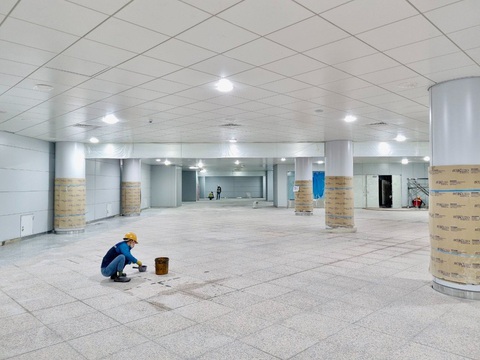 Hình ảnh bên trong nhà ga trung tâm metro số 1 sắp về đích - Ảnh 1. Công nhân đang triển khai công tác ốp gạch bên trong nhà ga Bến Thành - Ảnh: MAUR