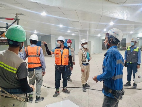 Hình ảnh bên trong nhà ga trung tâm metro số 1 sắp về đích - Ảnh 2. Đội ngũ kỹ sư, công nhân của nhà thầu đang khẩn trương thi công hoàn thiện kiến trúc, cơ điện cho nhà ga Bến Thành để cùng kịp thời hoàn thành thi công toàn dự án tuyến metro số 1 vào cuối quý 4 năm nay - Ảnh: MAUR