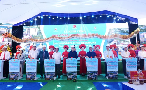 Giá thuê đất tăng vọt, nhiều chủ đầu tư ‘nhảy vào’ làm khu công nghiệp - Ảnh 1. Phó thủ tướng Trần Hồng Hà bấm nút khởi công xây dựng Khu công nghiệp Gia Bình II - Ảnh: N.T.