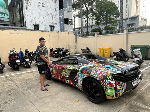 Vì sao Phan Công Khanh bị bắt khẩn cấp? - Ảnh 2. Mohamach Da Pha cùng "siêu xe" tại cơ quan công an - Ảnh: Công an cung cấp