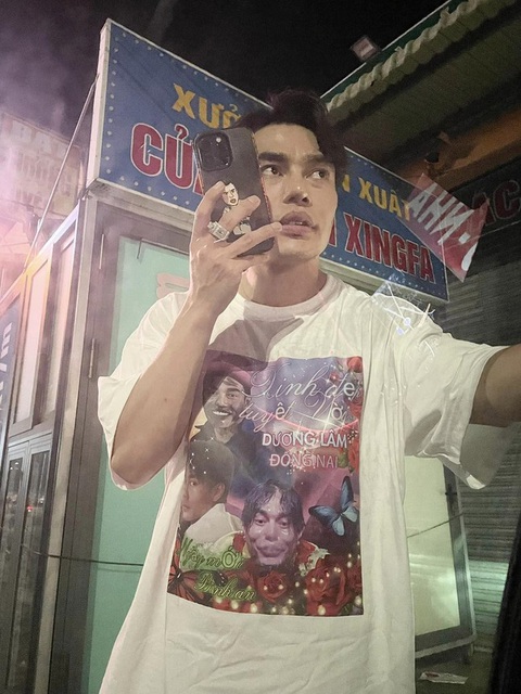 Lê Dương Bảo Lâm 'đứng hình' với bánh kem hình cá trê... rớt răng - Ảnh 3. Món quà từ "út khờ" Negav là chiếc áo thun sến sẩm, màu mè