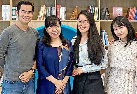 Nâng cao năng lực cạnh tranh cho người trẻ - Ảnh 1. Linh Hoàng (thứ hai, từ phải qua) cùng thành viên tham gia dự án của Đức phỏng vấn nữ chủ doanh nghiệp vừa và nhỏ dẫn dắt doanh nghiệp chuyển đổi số, vượt qua COVID-19 - Ảnh: NVCC