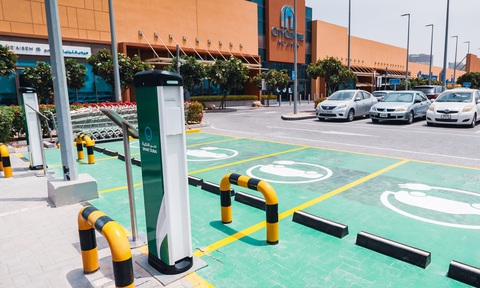 Dubai bất ngờ ưu ái xe điện bất ngờ: Xây dựng hàng loạt trạm sạc mới, đẩy mạnh cơ sở hạ tầng xe điện - Ảnh 2. Đã có không ít trạm sạc được lắp đặt tại Dubai trong thời gian qua, nhưng chính quyền thành phố vẫn muốn đẩy mạnh tiến độ xây dựng các trạm sạc mới lên thêm nữa - Ảnh: Middle East Construction News