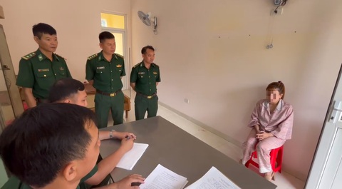 Bắt thêm 2 người vụ mua bán cô gái 18 tuổi nợ tiền quán massage bị mua đi bán lại nhiều lần - Ảnh 1. Một trong những bị can bị đồn biên phòng bắt giữ - Ảnh: P.T.T.