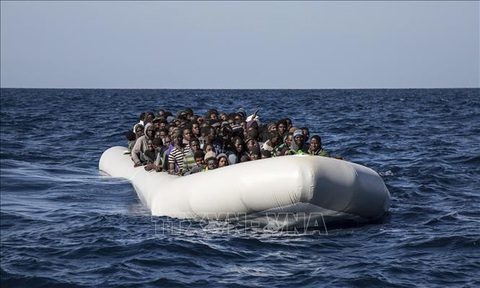 Người di cư đến từ Gambia, Nigeria và Senegal chờ tàu cứu hộ trên Địa Trung Hải. Ảnh minh họa: AP/TTXVN Người di cư đến từ Gambia, Nigeria và Senegal chờ tàu cứu hộ trên Địa Trung Hải - Ảnh minh họa: AP/TTXVN