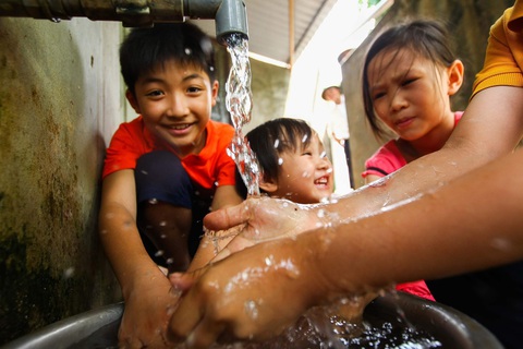 Hà Nội tăng giá nước sinh hoạt, áp dụng từ ngày 1-7 - Ảnh 1. Theo Sở Tài chính TP Nà Nội, với giá nước chưa được điều chỉnh, các đơn vị cấp nước không đủ nguồn lực để tái đầu tư, kiểm soát để nâng cao chất lượng nước sạch - Ảnh: NGUYỄN KHÁNH