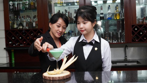 Hệ 9+ tại Trường Saigontourist: 3 năm có bằng nghề và tốt nghiệp THPT - Ảnh 1. Em Nguyễn Thu Hằng học nâng cao tay nghề pha chế tại trường Saigontourist
