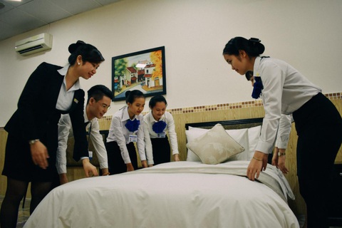 Hệ 9+ tại Trường Saigontourist: 3 năm có bằng nghề và tốt nghiệp THPT - Ảnh 3. Sinh viên ngành Quản lý và kinh doanh khách sạn Trường Saigontourist đang được giáo viên hướng dẫn thực hành