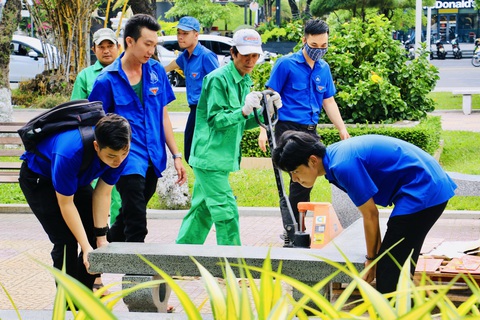 Biến rác thành bàn ghế, nhiên liệu - Ảnh 4. Những chiếc ghế từ rác thải được đặt tại công viên dọc tuyến đường Trần Phú, TP Nha Trang - Ảnh: THỤC NGHI