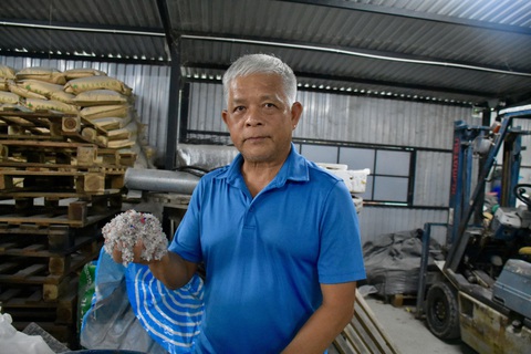 Biến rác thành bàn ghế, nhiên liệu - Ảnh 1. Ông Nguyễn Văn Xuân - giám đốc Công ty cổ phần Năng lượng Resa - Ảnh: MINH CHIẾN