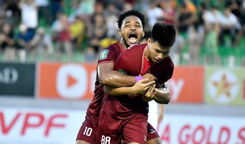 Văn Lâm bị thủng lưới, Bình Định vẫn vào bán kết Cúp quốc gia - Ảnh 2. Rafaelson và Phạm Văn Thành ăn mừng bàn thắng cho CLB Topenland Bình Định - Ảnh: TẤN KHẢI
