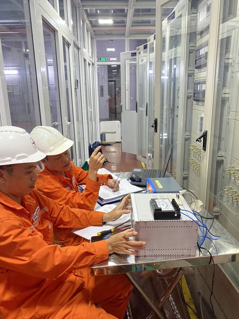 Đưa tổ máy H1 thủy điện Sông Tranh 2 vào phát điện trở lại sau 8 ngày tiểu tu - Ảnh 2. Tổ chức đo đạc các thông số tại tổ máy H1 - Ảnh: THANH THIÊN