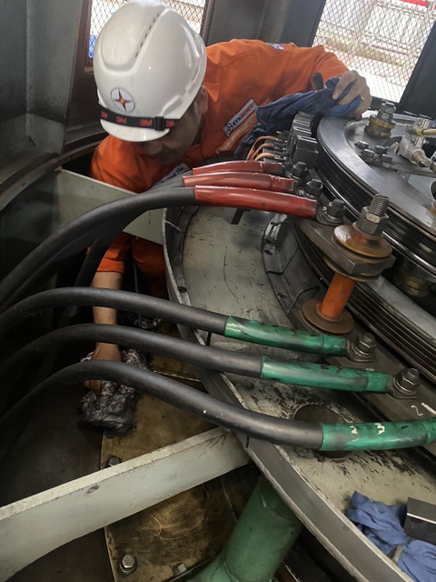 Đưa tổ máy H1 thủy điện Sông Tranh 2 vào phát điện trở lại sau 8 ngày tiểu tu - Ảnh 3. Cán bộ, kỹ sư Nhà máy thủy điện Sông Tranh 2 trong ca thực hiện tiểu tu tổ máy H1 - Ảnh: THANH THIÊN