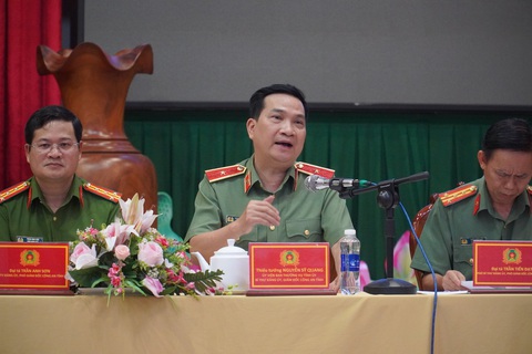 Giám đốc Công an Đồng Nai: 'Công an cơ sở phải mạnh dạn nêu những vướng mắc và hiến kế' - Ảnh 2. Thiếu tướng Nguyễn Sỹ Quang chia sẻ những vướng mắc của lực lượng công an xã và yêu cầu phải tiếp tục chính quy về mọi mặt, kể cả ngôn phong - Ảnh: H.MI