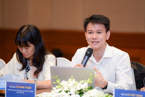 Tọa đàm, giao lưu trực tuyến: Tiêm chủng vắc xin an toàn và nâng cao nhận thức cộng đồng - Ảnh 10. Ông Võ Hùng Thuật - giám đốc Trung tâm Dịch vụ truyền thông, báo Tuổi Trẻ - đang đặt câu hỏi đến các khách mời tại tọa đàm - Ảnh: NAM TRẦN