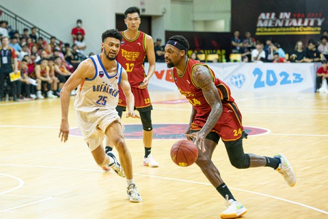 Saigon Heat thua sốc ở trận sân nhà đầu tiên tại VBA 2023 - Ảnh 5. Udun Osakue (áo trắng) đối đầu Kentrell Barkley - Ảnh: VBA