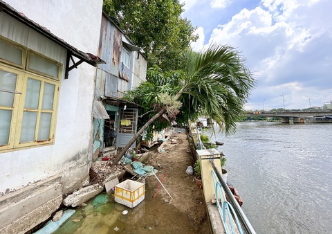 Vị trí sạt lở kè tại kênh Thanh Đa (phường 25, quận Bình Thạnh, TP.HCM) - Ảnh: CHÂU TUẤN Vị trí sạt lở kè tại kênh Thanh Đa (phường 25, quận Bình Thạnh, TP.HCM) - Ảnh: CHÂU TUẤN